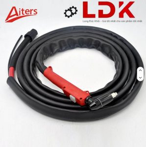 Thợ thao tác súng cắt Plasma tay